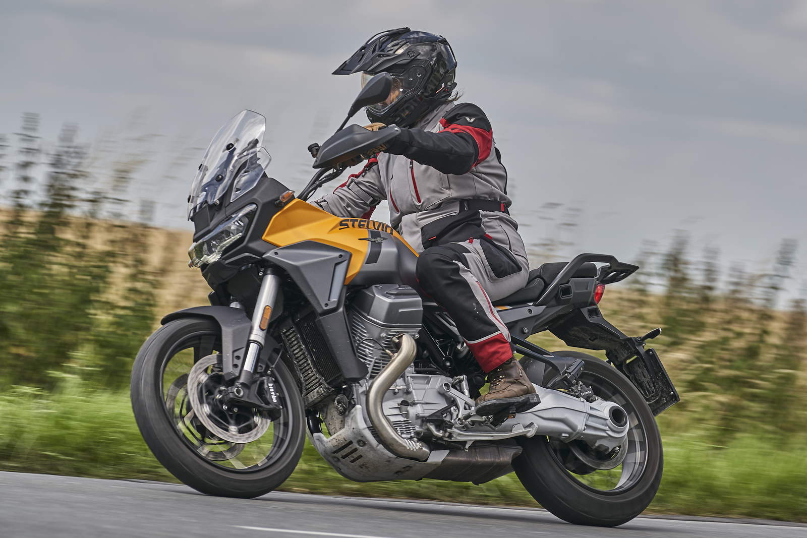 Honda Africa Twin CRF 1100 vs Moto Guzzi Stelvio